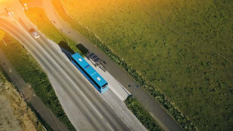 En drönarbild av en buss i landskap